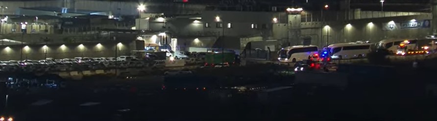 سيارات الصليب الأحمر تدخل إلى سجن عوفر الإسرائيلي لنقل الأسرى الفلسطينيين المفرج عنهم