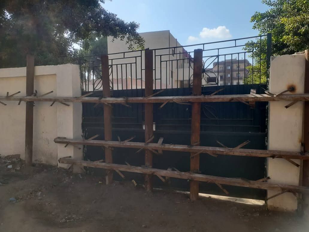 باب المدرسة بعد غلق بالحديد 