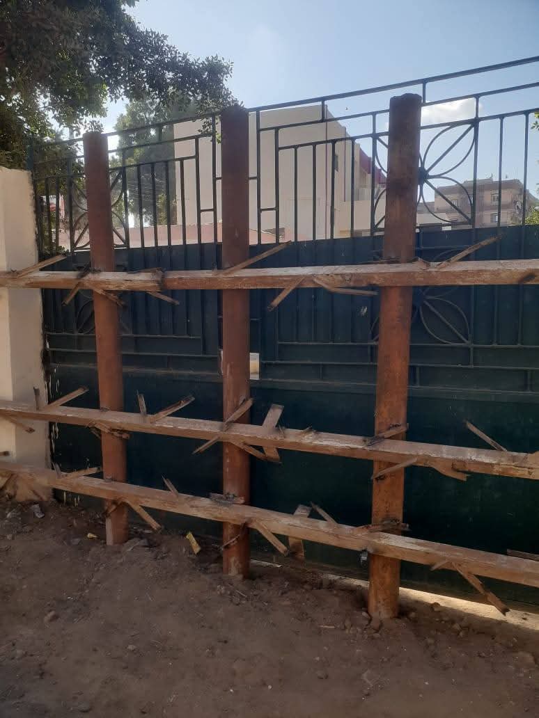 باب المدرسة بعد غلق بالحديد 