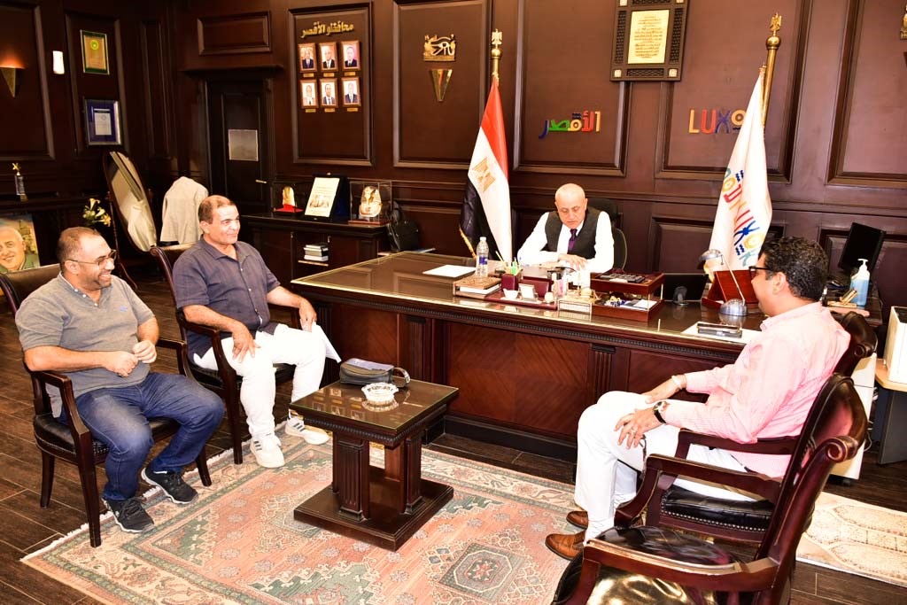 محافظ الأقصر بتوصيل الغاز الطبيعي ورصف الطرق بأرمنت&nbsp;