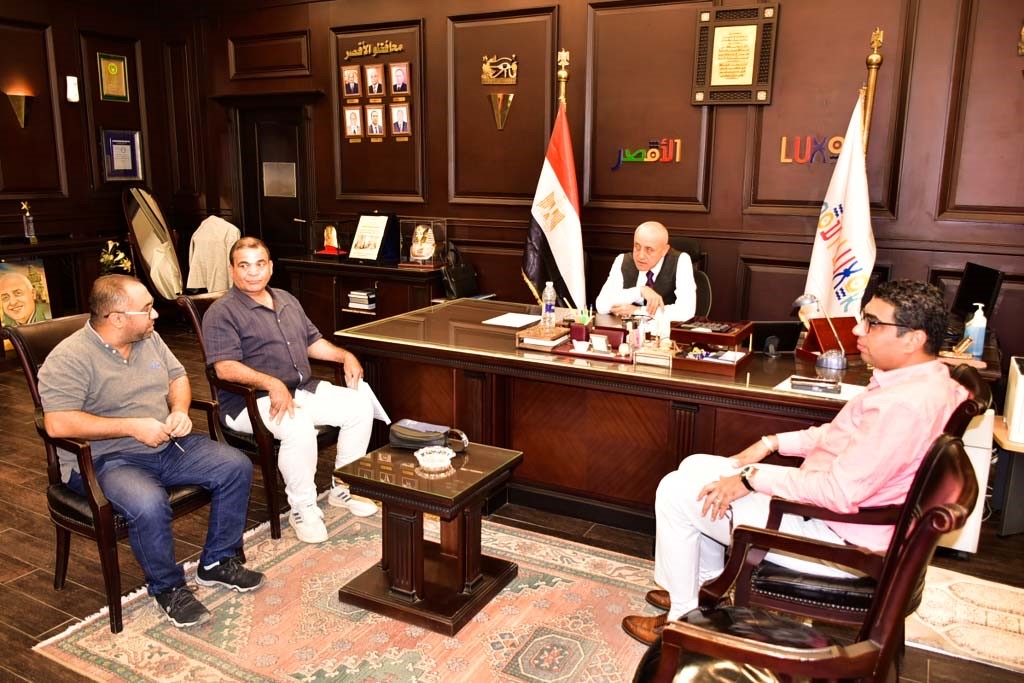 محافظ الأقصر بتوصيل الغاز الطبيعي ورصف الطرق بأرمنت&nbsp;