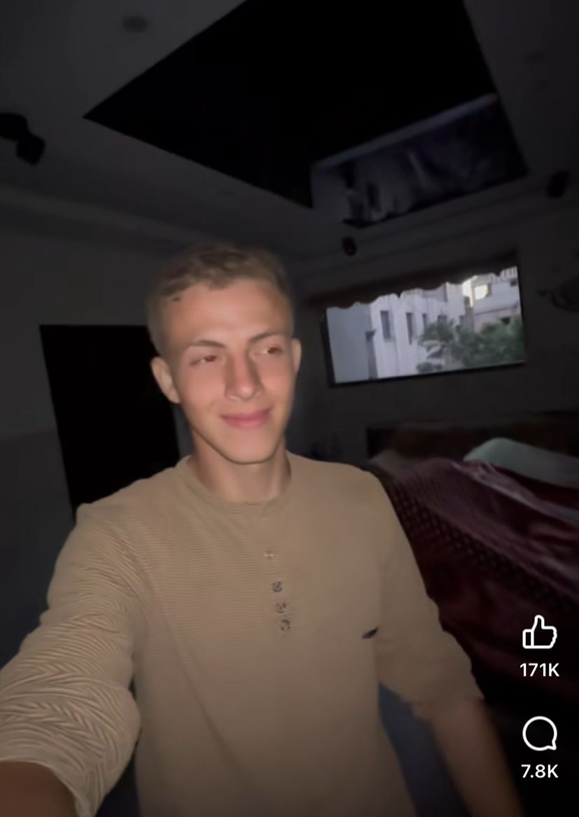 الشاب الفلسطيني مجد المدهون يوثق رجوعه لمنزله