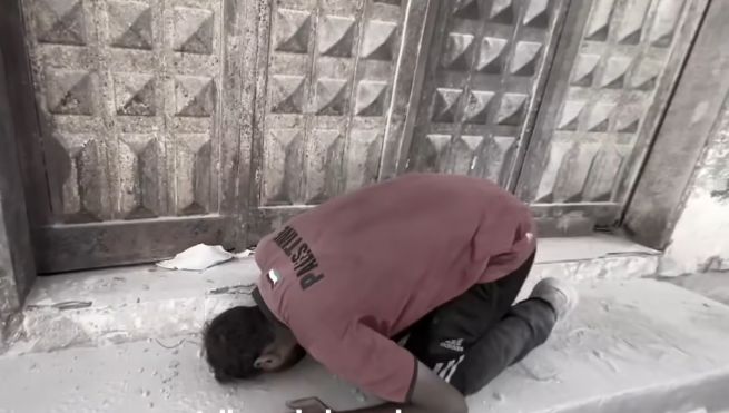 فلسطيني يسجد شكرًا لله بعد العودة للمنزل