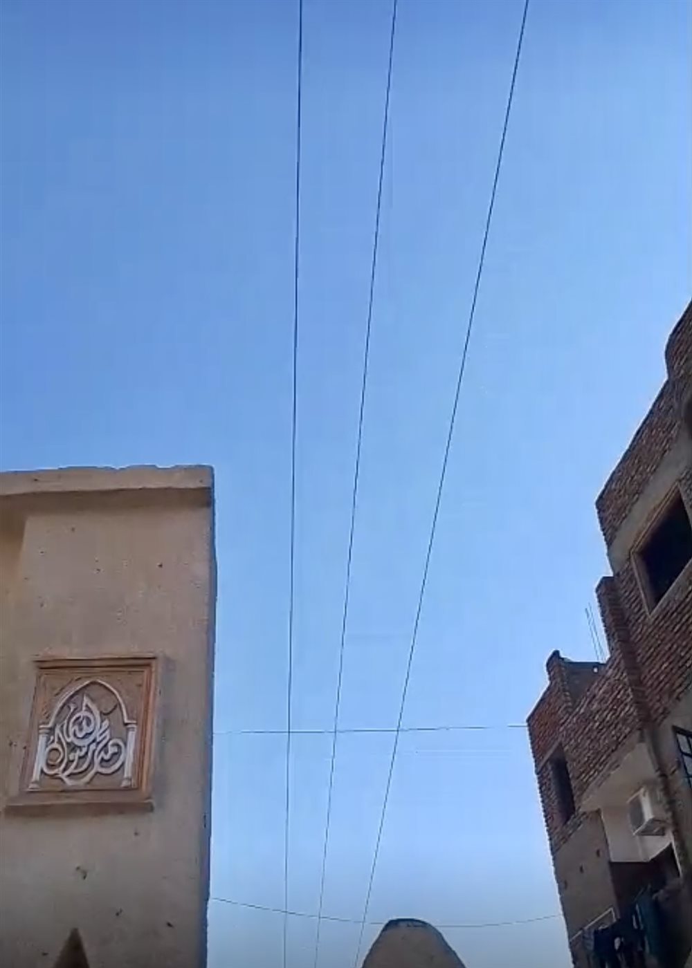 خطوط كهرباء الضغط العالي فوق المنازل بنجع الطويل بالكرنك 