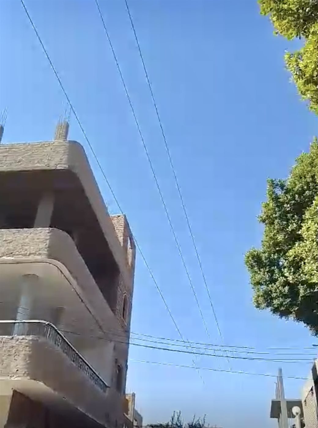 خطوط كهرباء الضغط العالي فوق المنازل بنجع الطويل بالكرنك 