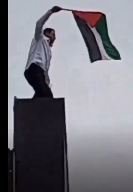 صاحب واقعة رفع علم فلسطين