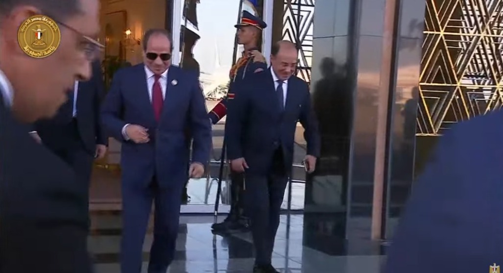 الرئيس السيسي يستقبل ترامب في مطار شرم الشيخ الدولي 