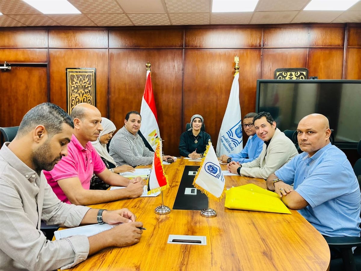 رئيس جامعة الأقصر تتابع إجراءات تسكين الطلاب 