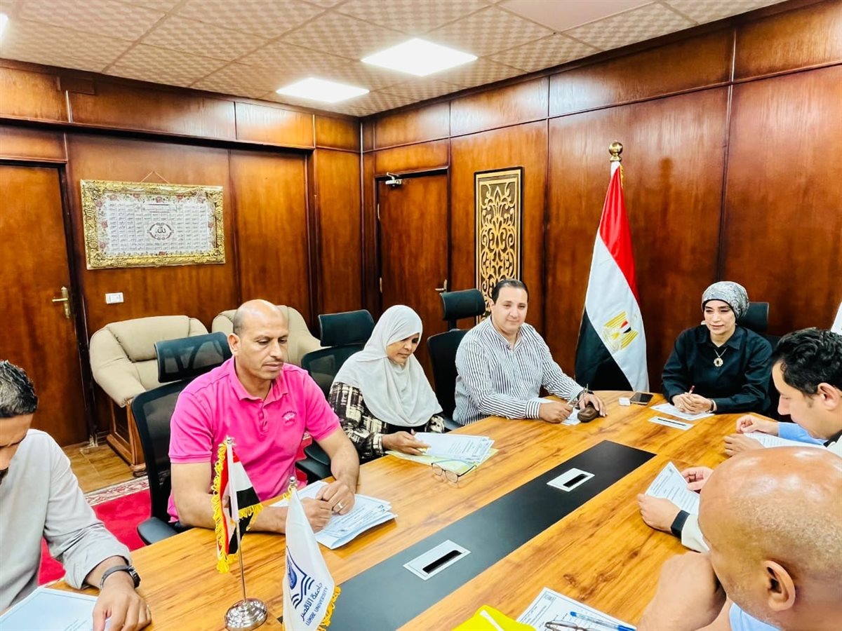 رئيس جامعة الأقصر تتابع إجراءات تسكين الطلاب 