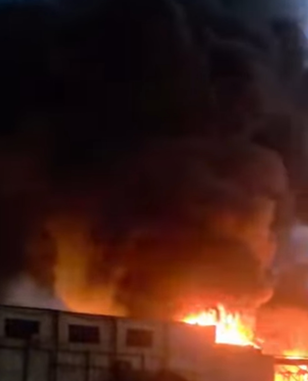 آثار حريق مصنع فايبر في القليوبية