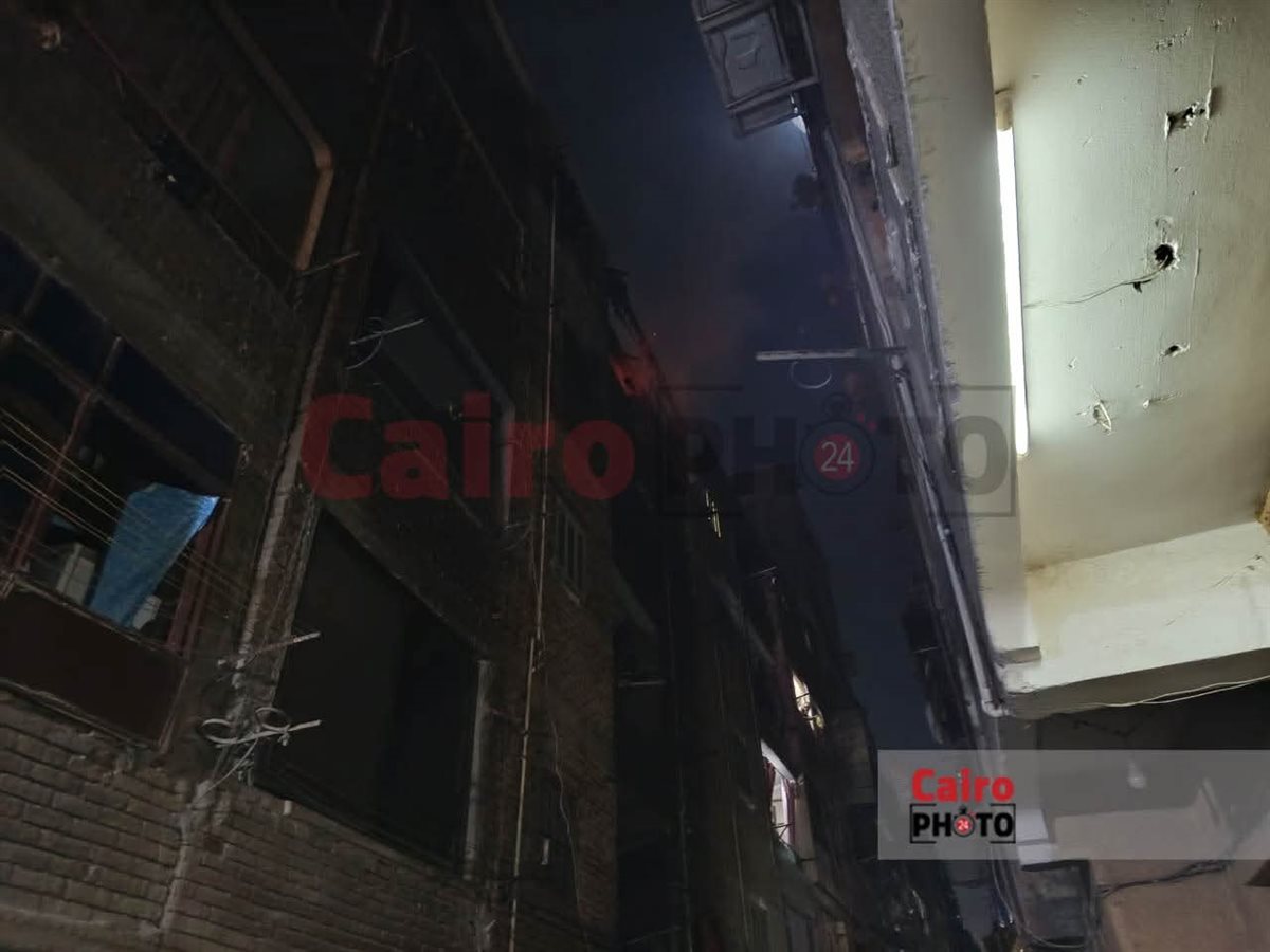 آثار حريق عقار مكون من 5 طوابق بشبرا الخيمة