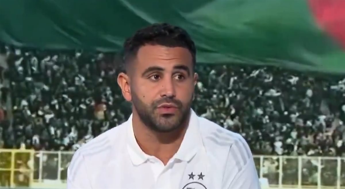 <strong>رياض محرز نجم منتخب الجزائر وفريق الأهلي السعودي</strong>