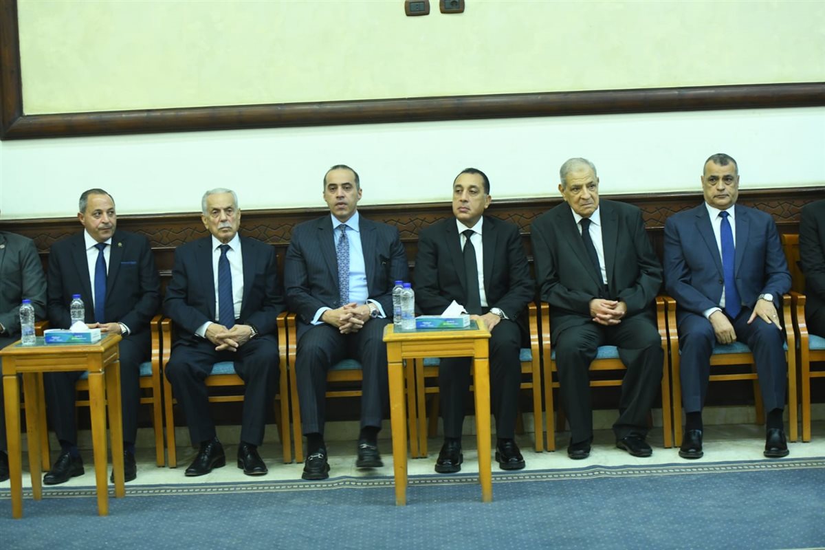 مدبولي يقدم واجب العزاء