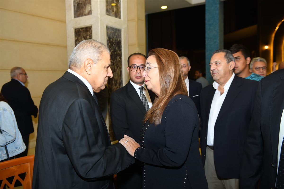 الدكتورة غادة والي تقدم العزاء