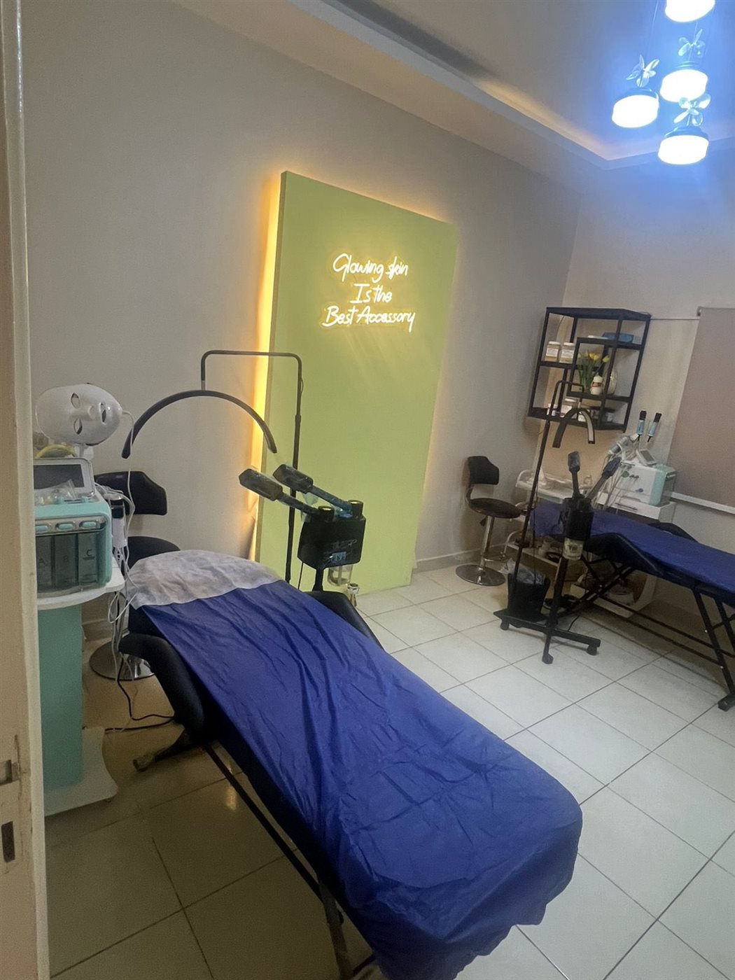 الصحة تغلق مركزًا غير مرخص للتجميل في مدينة نصر تديره منتحلة صفة طبيب