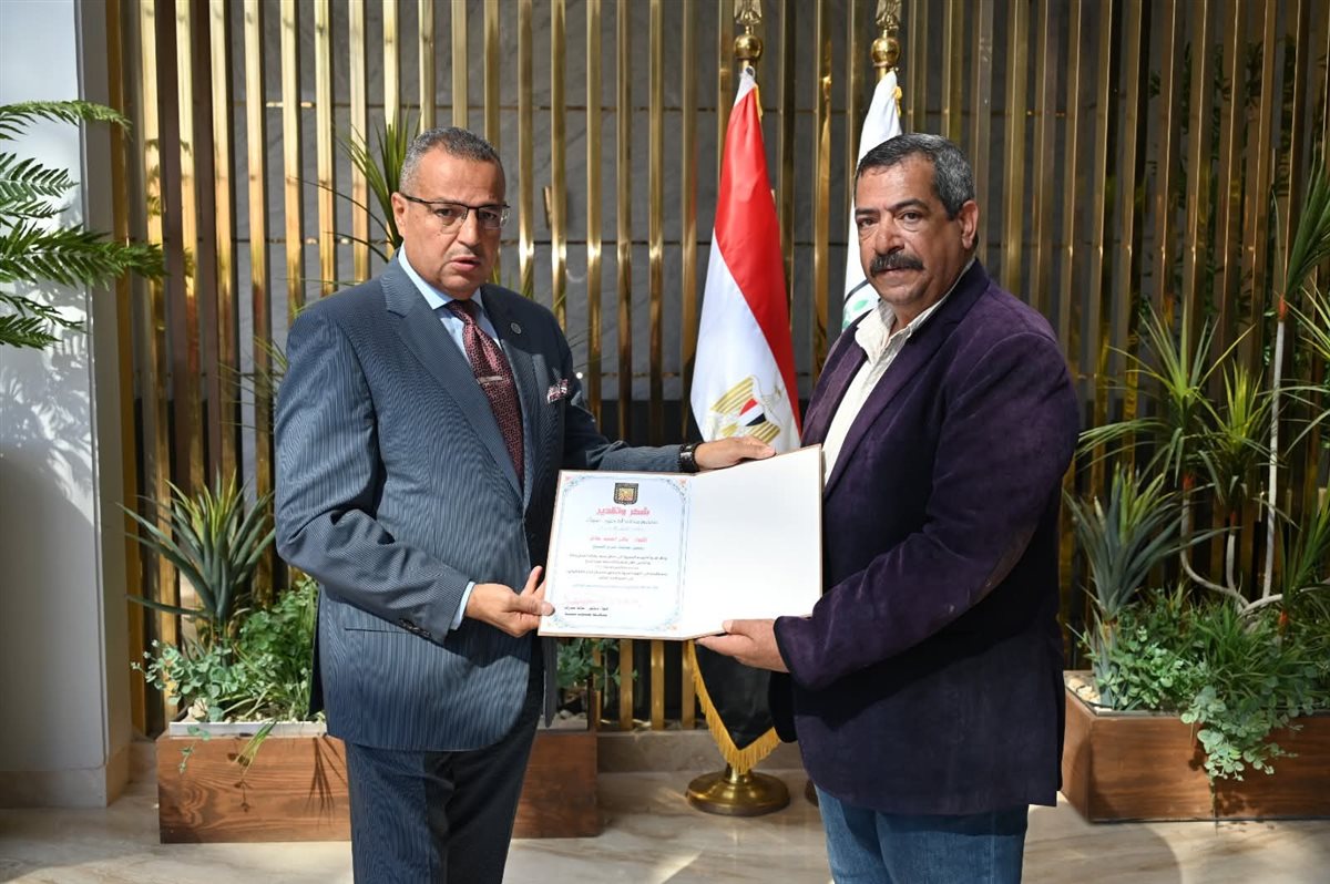 محافظ جنوب سيناء يكرم العاملين المشاركين لدورهم في نجاح قمة شرم الشيخ للسلام