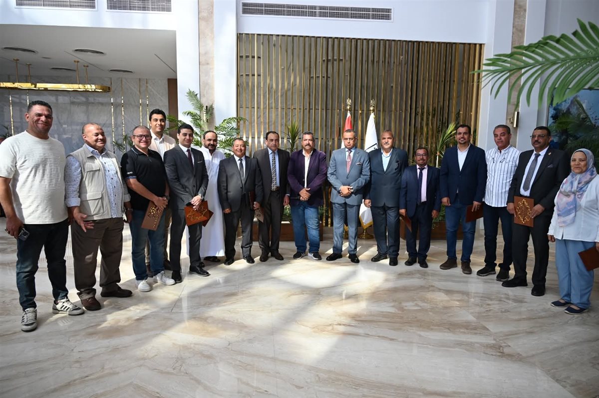 محافظ جنوب سيناء يكرم العاملين المشاركين لدورهم في نجاح قمة شرم الشيخ للسلام