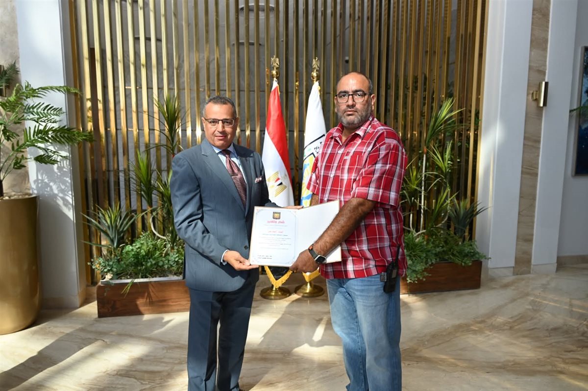 محافظ جنوب سيناء يكرم العاملين المشاركين لدورهم في نجاح قمة شرم الشيخ للسلام