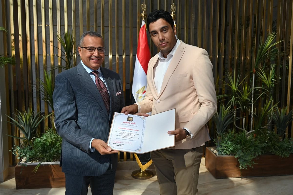 محافظ جنوب سيناء يكرم العاملين المشاركين لدورهم في نجاح قمة شرم الشيخ للسلام