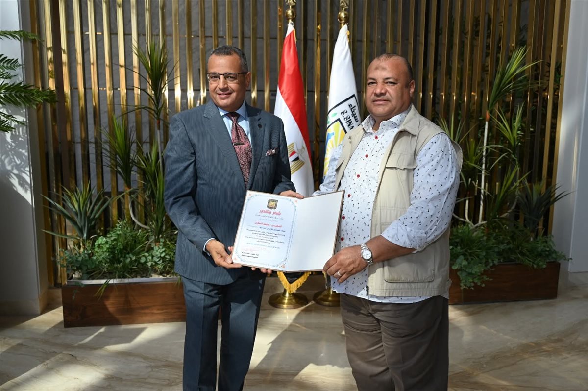 محافظ جنوب سيناء يكرم العاملين المشاركين لدورهم في نجاح قمة شرم الشيخ للسلام