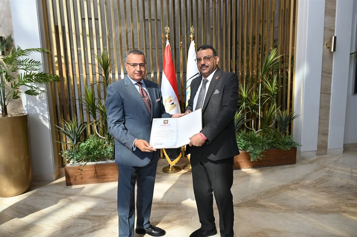 محافظ جنوب سيناء يكرم العاملين المشاركين لدورهم في نجاح قمة شرم الشيخ للسلام