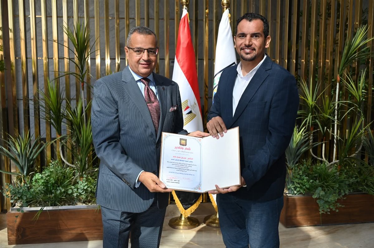 محافظ جنوب سيناء يكرم العاملين المشاركين لدورهم في نجاح قمة شرم الشيخ للسلام