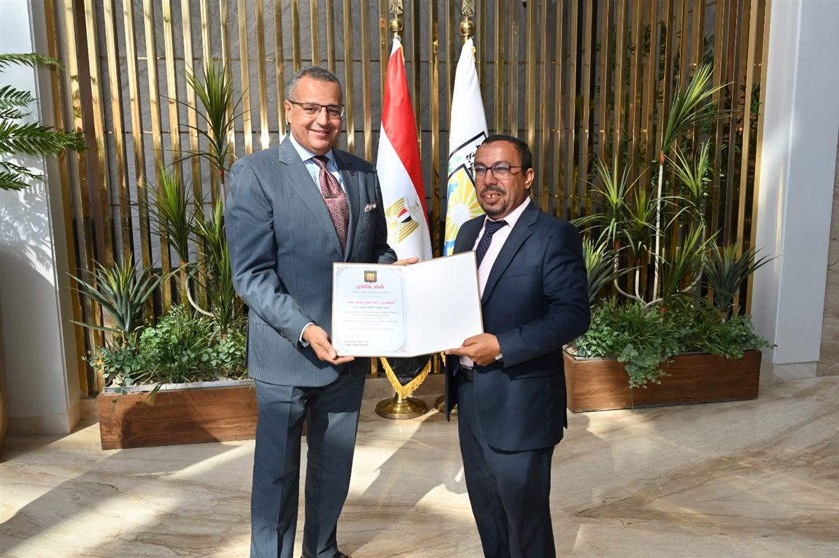 محافظ جنوب سيناء يكرم العاملين المشاركين لدورهم في نجاح قمة شرم الشيخ للسلام