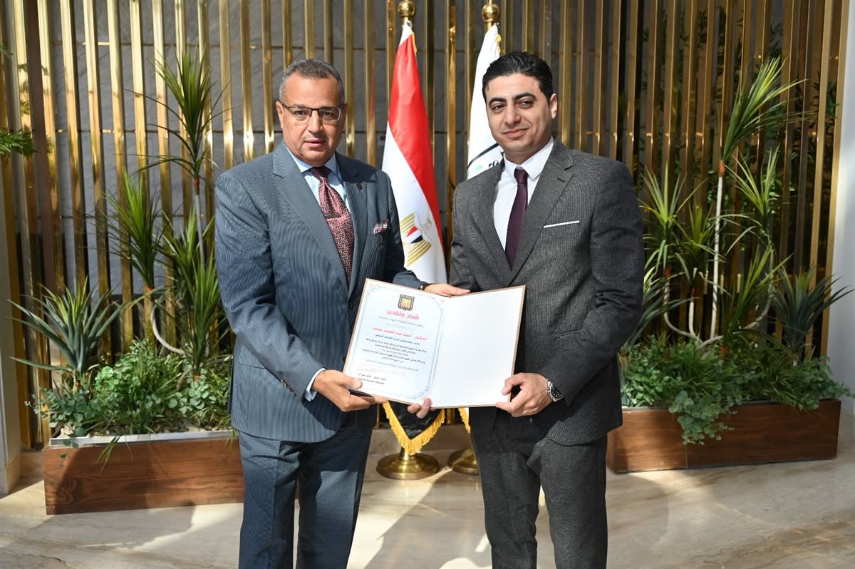 محافظ جنوب سيناء يكرم العاملين المشاركين لدورهم في نجاح قمة شرم الشيخ للسلام