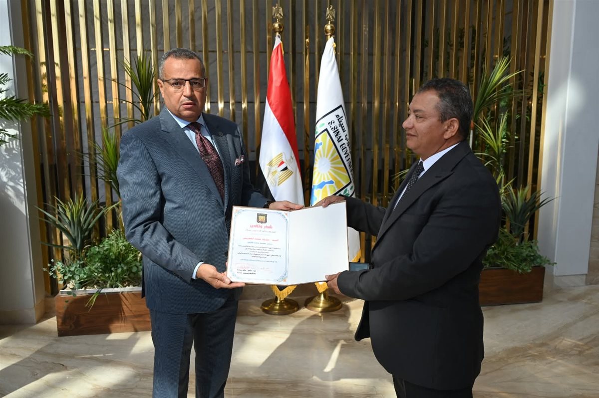 محافظ جنوب سيناء يكرم العاملين المشاركين لدورهم في نجاح قمة شرم الشيخ للسلام