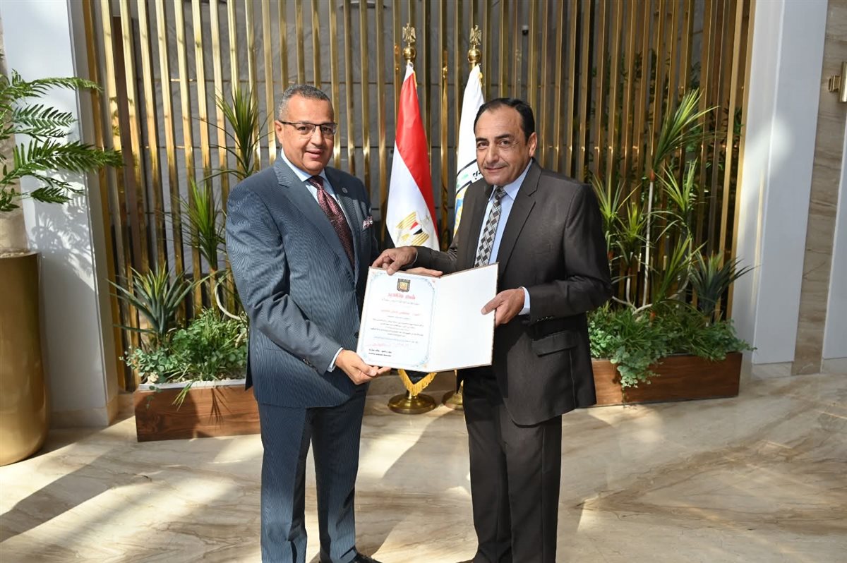 محافظ جنوب سيناء يكرم العاملين المشاركين لدورهم في نجاح قمة شرم الشيخ للسلام