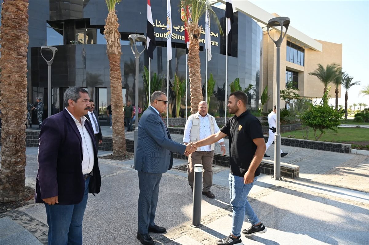 محافظ جنوب سيناء يكرم العاملين المشاركين لدورهم في نجاح قمة شرم الشيخ للسلام