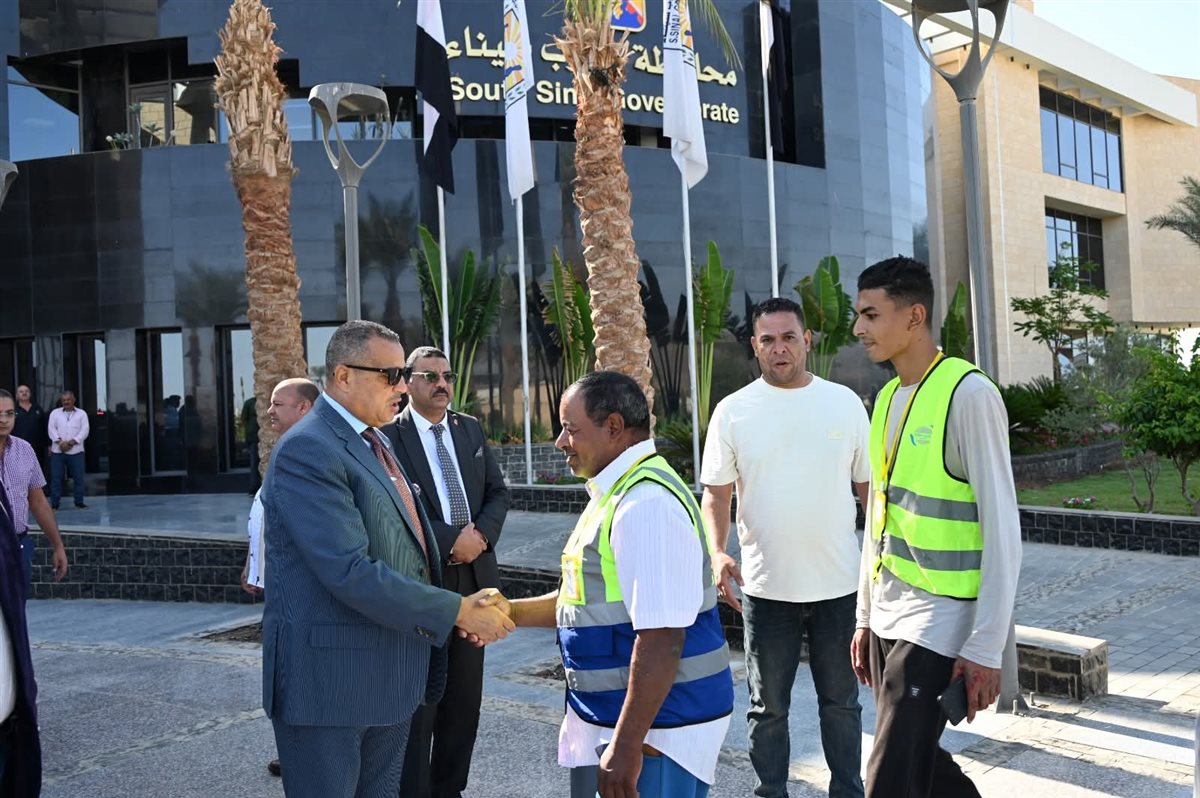 محافظ جنوب سيناء يكرم العاملين المشاركين لدورهم في نجاح قمة شرم الشيخ للسلام