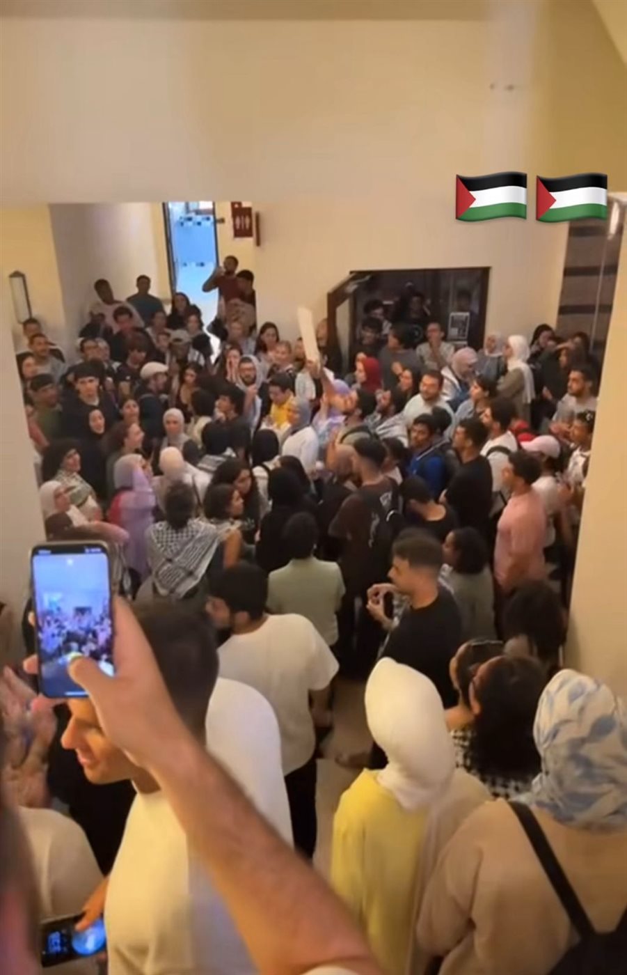 طلاب الجامعة الأمريكية 