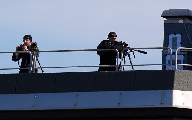 قناصة على سطح الفندق الذي يقيم فيه المنتخب الإسرائيلي