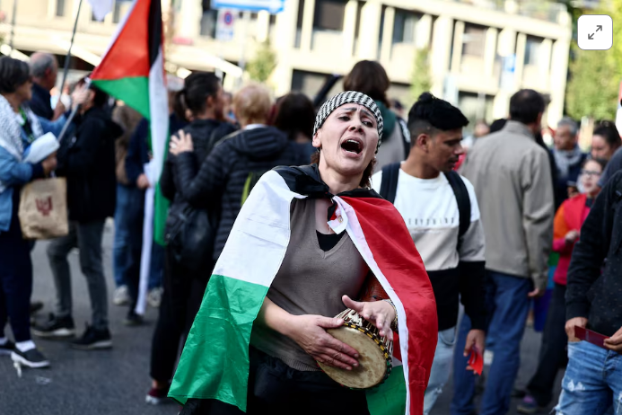 <strong>متظاهرون مؤيدون لـ فلسطين يتظاهرون أمام ملعب مباراة إيطاليا وإسرائيل في تصفيات كأس العالم</strong>