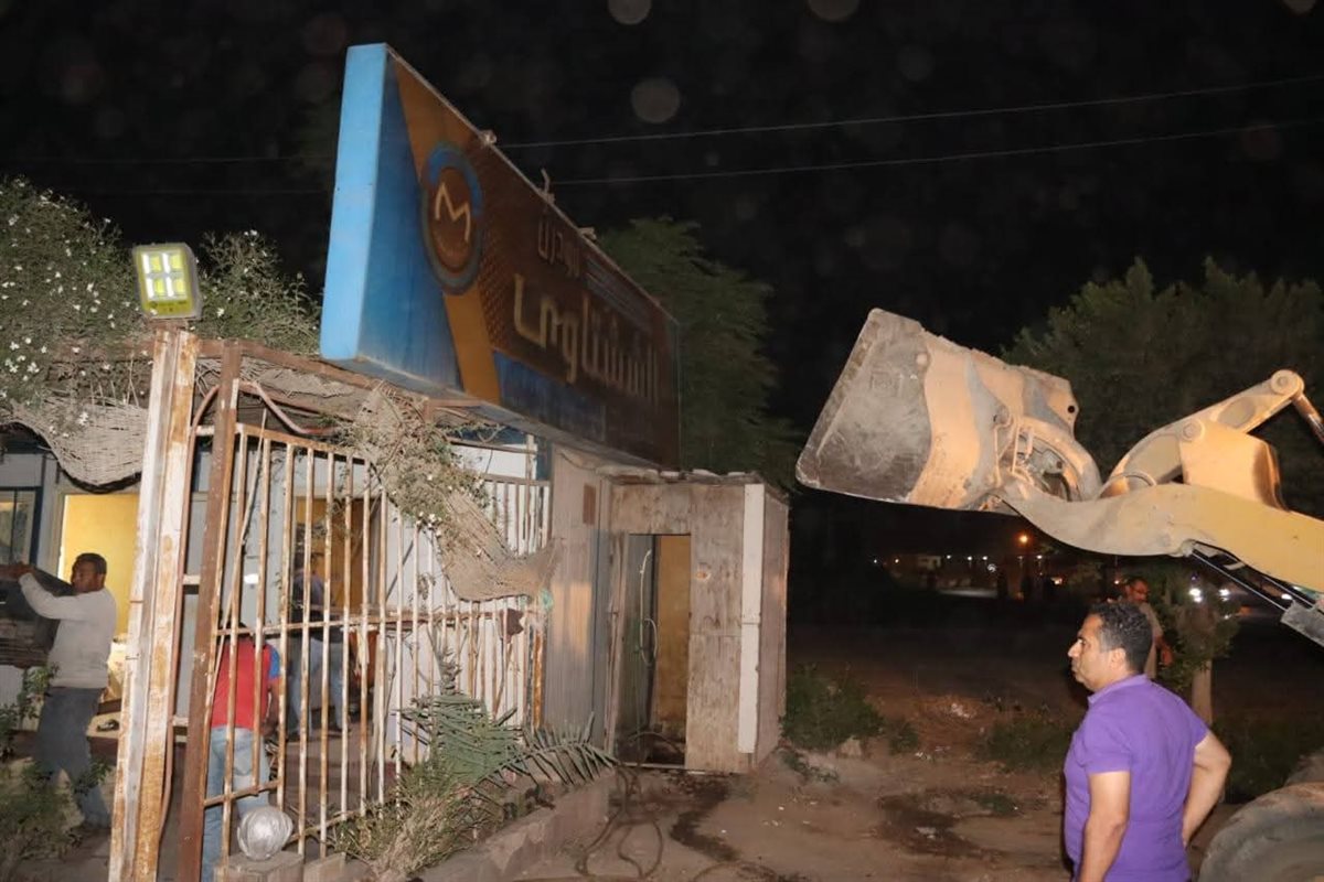 محافظ القليوبية يزيل معرضي سيارات مخالفين