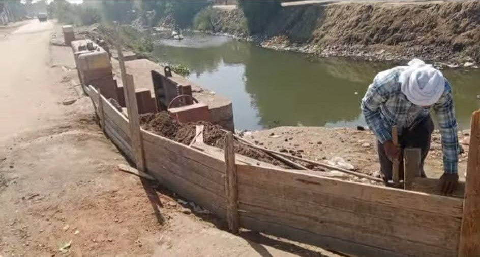 أثناء تشييد السور