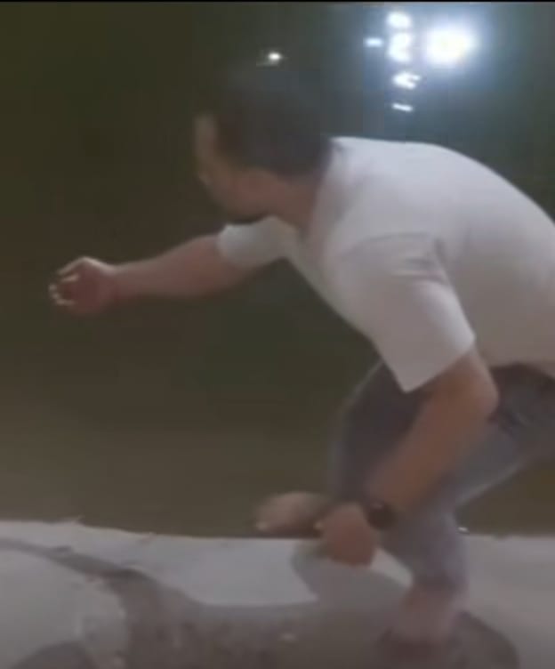 شاب ينقذ كلبا بأحد الترع في الأقصر