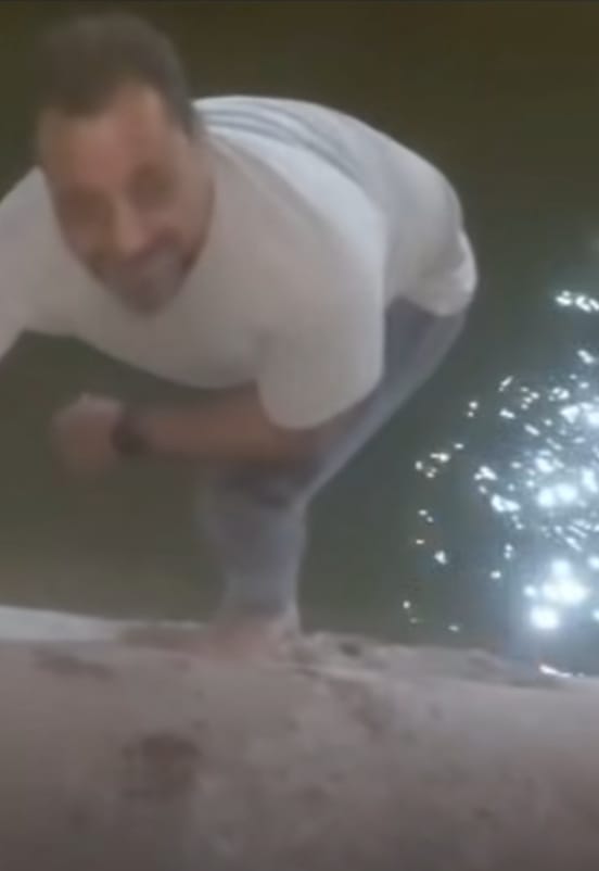 شاب ينقذ كلبا بأحد الترع في الأقصر