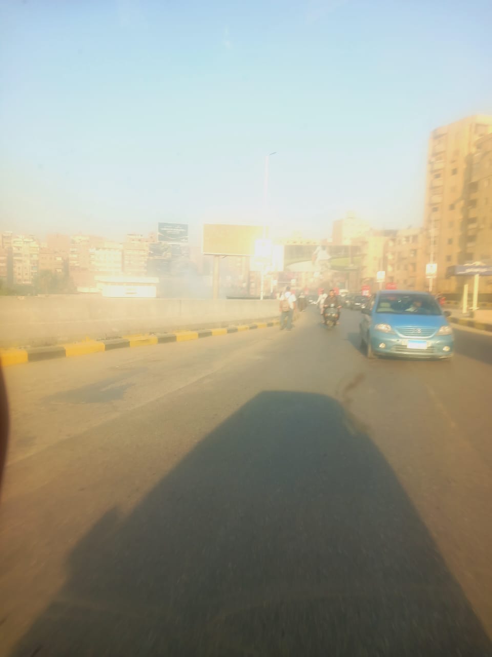 تصاعد ادخنة بجوار طريق المحور