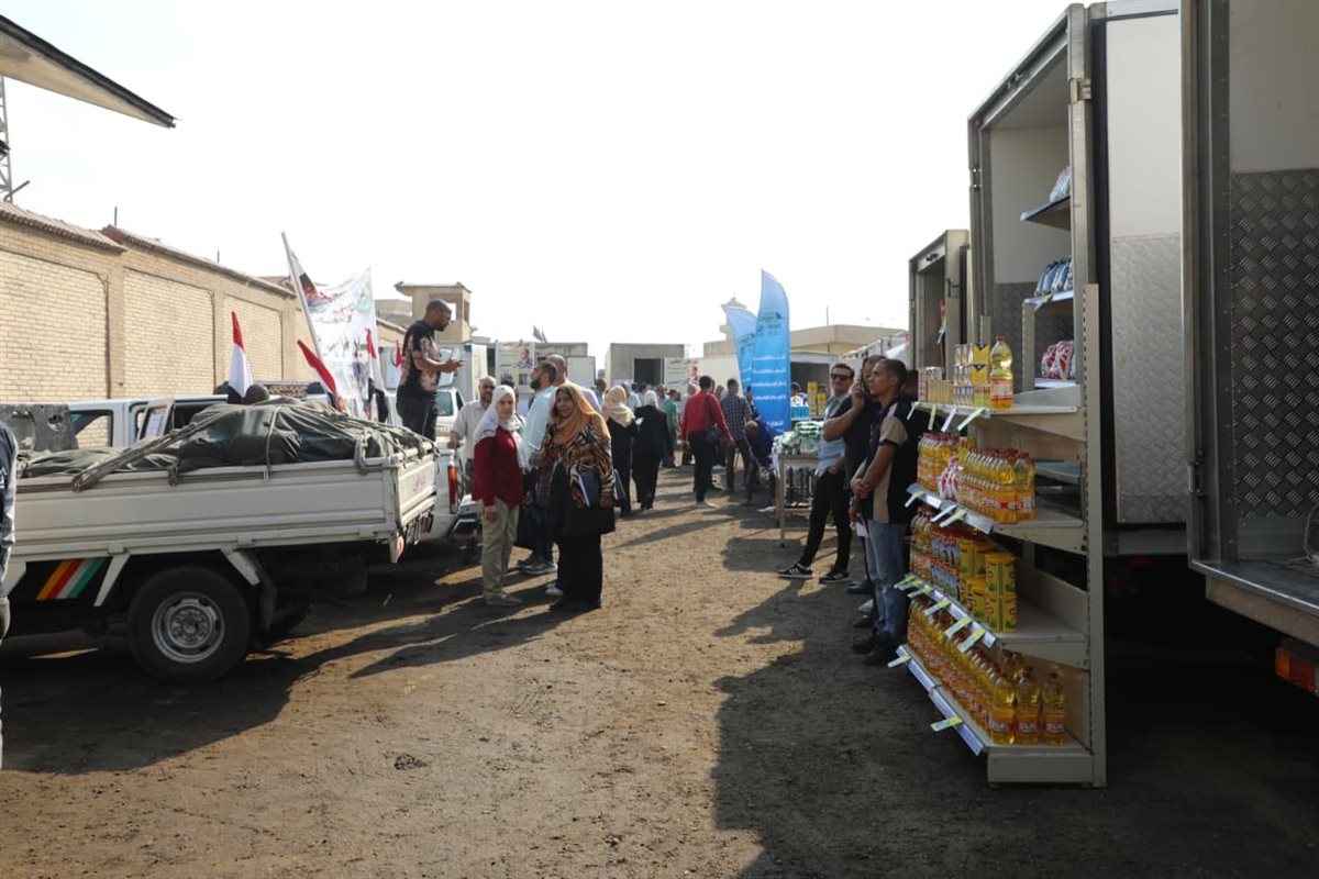 <strong>محافظ القاهرة يتفقد قافلة الخير</strong>