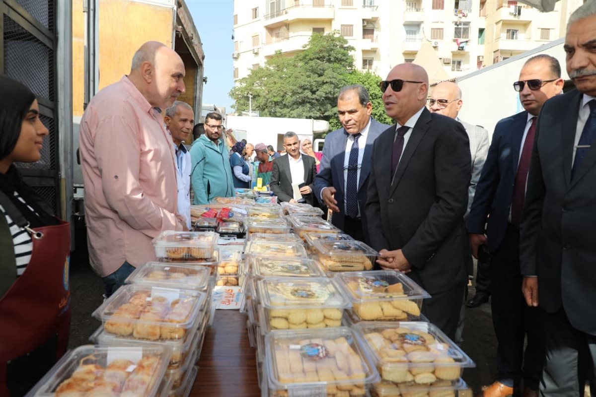 <strong>محافظ القاهرة يتفقد قافلة الخير</strong>