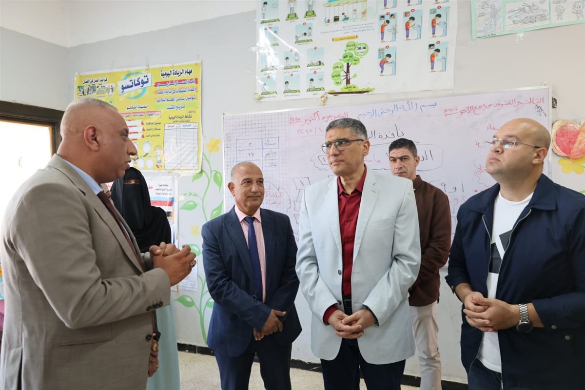 محافظ الجيزة يتفقد مدرسة المناجم الابتدائية بالواحات البحرية