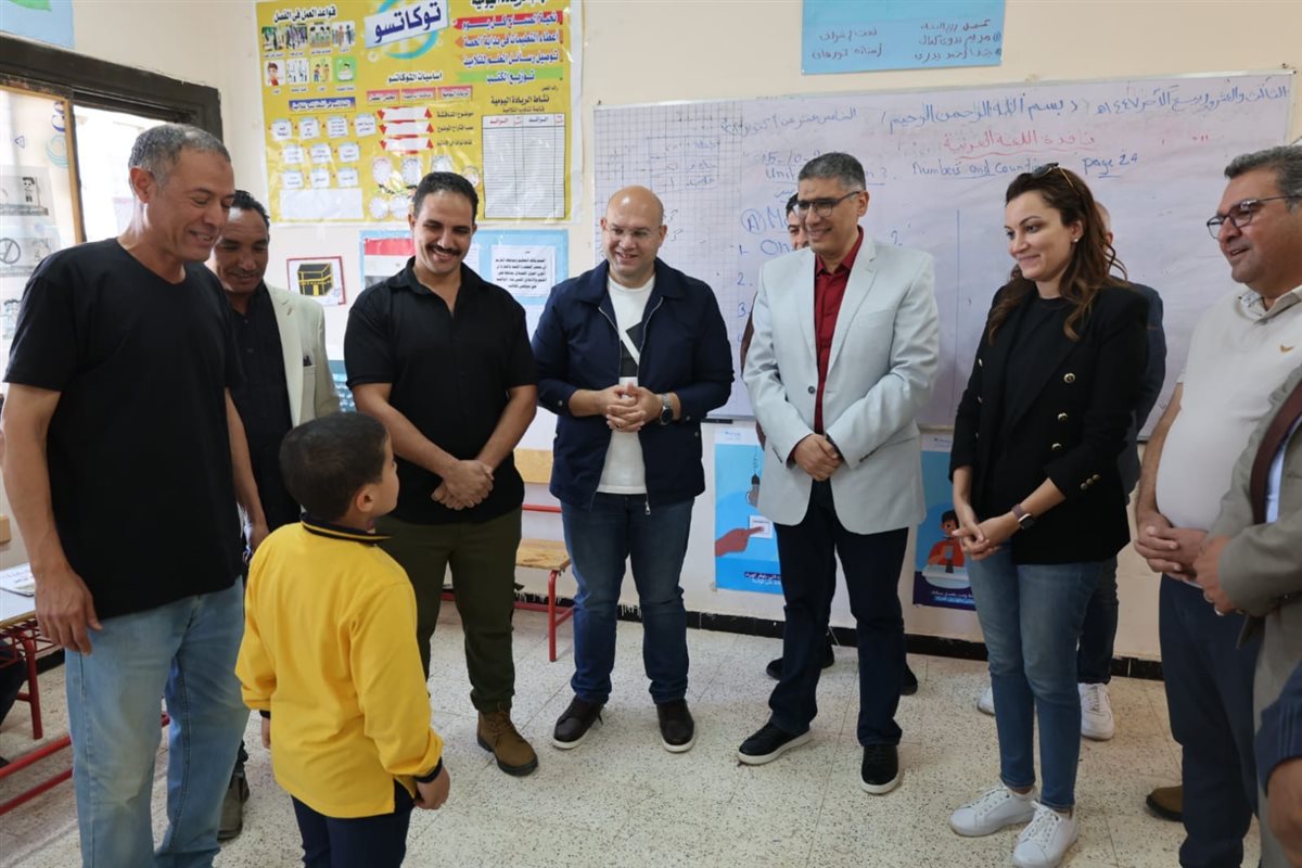 محافظ الجيزة يتفقد مدرسة المناجم الابتدائية بالواحات البحرية