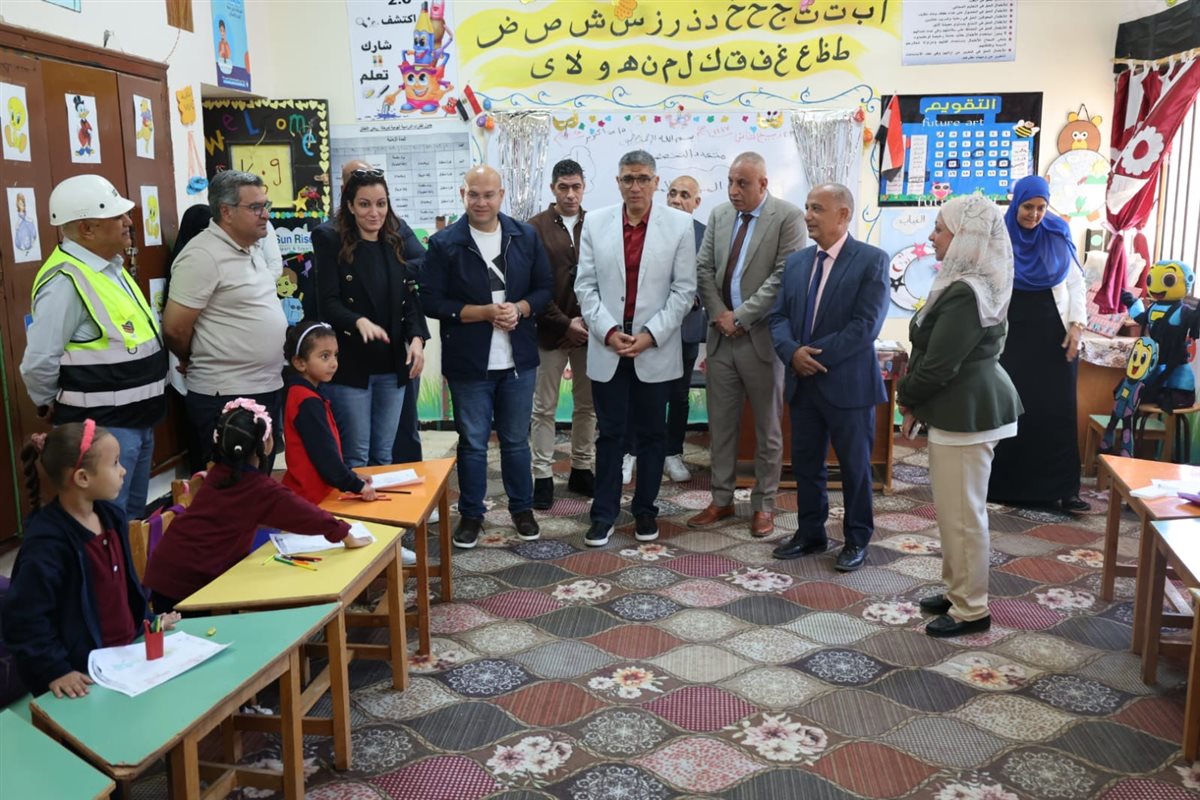 محافظ الجيزة يتفقد مدرسة المناجم الابتدائية بالواحات البحرية
