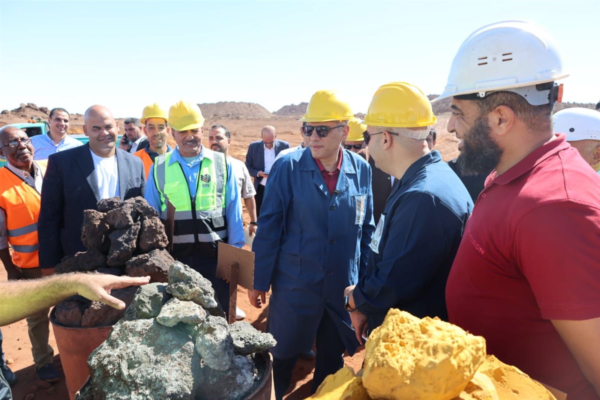 محافظ الجيزة يتفقد مشروعات شركة الحديد والصلب للمناجم والمحاجر بالواحات البحرية