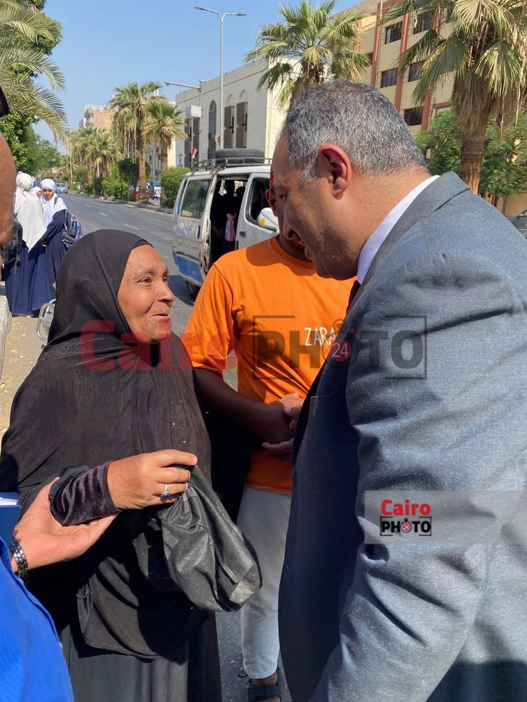 رئيس شركة المياة يستجيب لمسنة في الشارع ويوصلها بسيارتة