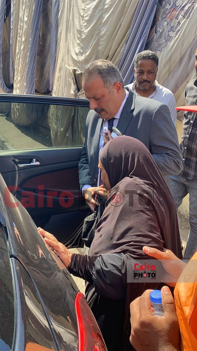 رئيس شركة المياة يستجيب لمسنة في الشارع ويوصلها بسيارتة