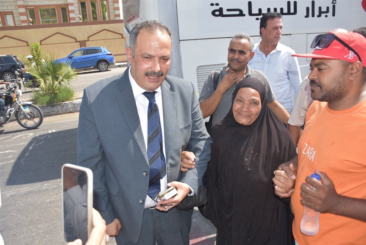 موقف إنسانى لرئيس شركة المياه مع مسنة 