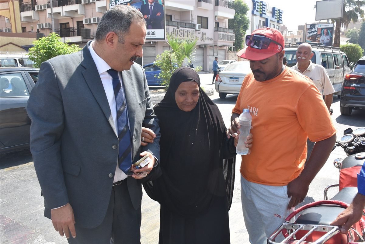 موقف إنسانى لرئيس شركة المياه مع مسنة 